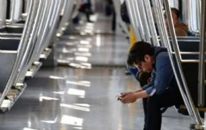 Sorprenden a cuatro hombres en acto íntimo dentro del Metro CDMX