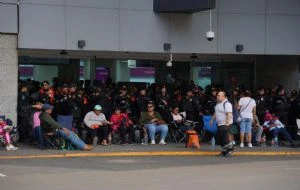 Embajada de EU emite “alerta de seguridad” por bloqueos del CNTE en el AICM