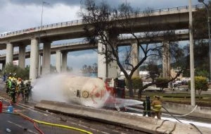 Suman cuatro muertos por explosión de pipa de gas en Iztapalapa