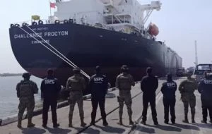 Contralmirante acusado de huachicol fiscal frena orden de arresto en su contra