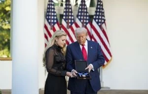 EU revoca seis visas por burlarse o celebrar el asesinato de Charlie Kirk; una es de México
