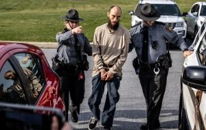 Detienen a hombre en Pensilvania por presuntamente incendiar la casa del gobernador Josh Shapiro