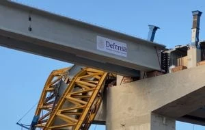 Colapsa grúa en la construcción del viaducto elevado en Tijuana (Video)