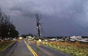 Inmensa tormenta provoca tornados e incendios en EU; hay al menos 17 muertos