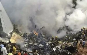 Mueren cerca de 50 personas tras estrellarse un avión en el este de Rusia