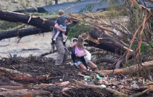 Suman 27 muertos por inundaciones en Texas; continúa la búsqueda de desaparecidos