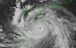 El tifón Kajiki inunda la isla de Hainan, en el sur de China, y se dirige hacia Vietnam