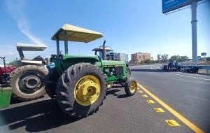 Productores agrícolas bloquean carreteras en Guanajuato
