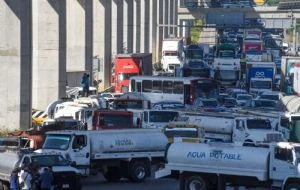 Caos vial en CDMX y Edomex por bloqueo de pipas tras operativo contra “huachicol del agua”