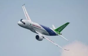 China intenta lanzar su propio avión de pasajeros, pero enfrenta turbulencias