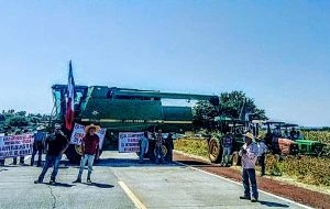 Productores del campo morelense mantienen bloqueos en la Autopista Siglo XXI