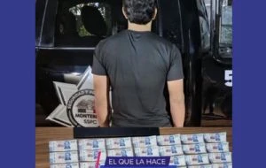 Menor de edad es detenido por orinar en la vía pública; le hallan 24 mil pesos en billetes falsos