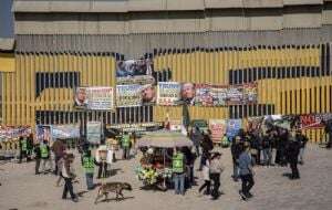 Primer día de Trump deja protestas y varados en garitas de Tijuana