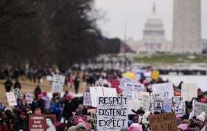 Decenas de miles de personas se manifiestan en Washington antes de la investidura de Trump