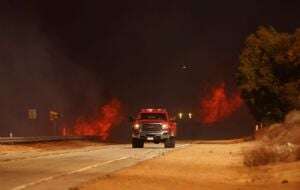 Más de 50 mil personas bajo órdenes o aviso de evacuación por incendio al norte de Los Ángeles