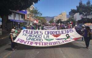 Cuestionan a Salomón Jara por blindar edificios y mandar grupos de choque a marcha feminista