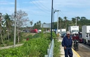 Habitantes bloquean carretera Acapulco-Pinotepa; exigen reconstruir comunidades por huracán Erick