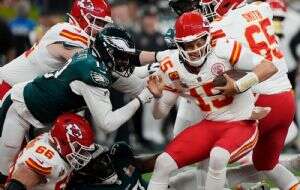 Mahomes lanza dos intercepciones mientras Eagles dominan a la ofensiva de KC en Super Bowl