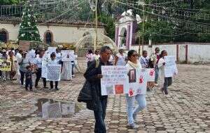 Familiares protestan por el feminicidio de Eleuteria, policía apuñalada por su exesposo, en Guerrero