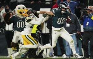 Hurts lanza para 2 TD y Goedert hace una jugada estelar en victoria de Eagles 22-10 sobre Packers