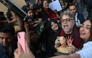 Guillermo del Toro se entrega a sus fans durante alfombra roja de “Frankenstein” en la CDMX (Video)