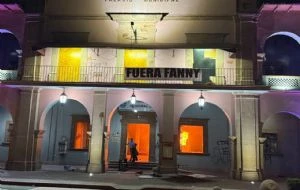 Queman el Palacio Municipal de Apatzingán durante protesta por el asesinato de Carlos Manzo (Videos)