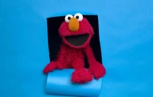 Hackean cuenta de X de Elmo de Plaza Sésamo; publican que Trump aparece en los archivos Epstein