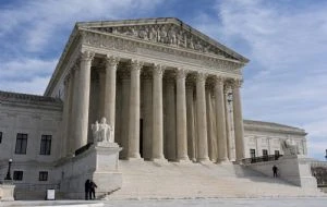 Corte Suprema permite a Trump despedir a casi mil 400 empleados del Departamento de Educación