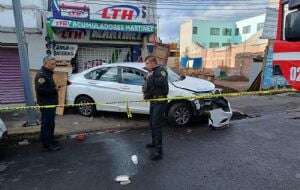 Muere mujer de la tercera edad al impactarse un vehículo contra su negocio