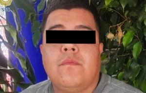 Detienen en la GAM a motociclista por no traer casco; le encuentran droga y un millón de pesos