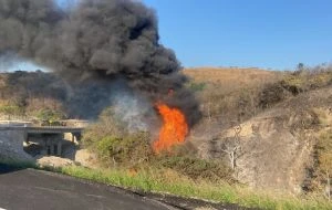 Se incendia ducto de Pemex y suspenden el tránsito en la carretera Transístmica de Oaxaca