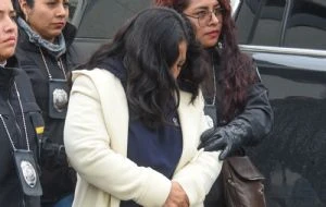 Vinculan a proceso a alcaldesa de Capulhuac suspendida de funciones por agredir a empleada del DIF