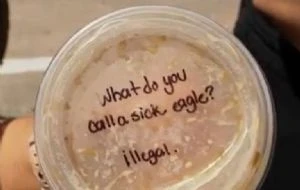Clienta de Starbucks denuncia que recibió mensaje xenófobo escrito en tapa de su bebida