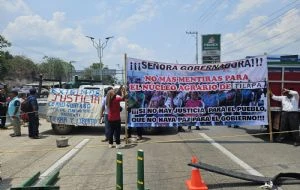 Van nueve horas de bloqueo en la Autopista del Sol; ejidatarios exigen solución a conflicto agrario