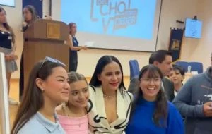 Sandra Cuevas reaparece en una conferencia en la FES Aragón (Videos)