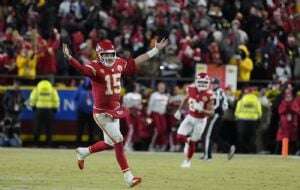 Los Chiefs avanzan a su tercer Super Bowl seguido con más magia de Mahomes al vencer 32-29 a Bills