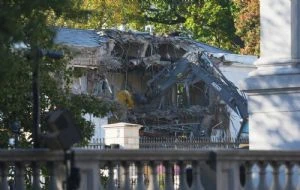 Inician demolición en Ala Este de la Casa Blanca para construir salón de baile por orden de Trump