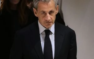 Tribunal de París decidirá si liberará al expresidente francés Sarkozy tras 20 días en prisión