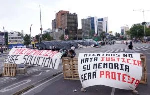 Normalistas de Chiapas bloquean Insurgentes y Reforma; acusan a gobernador