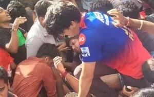 Estampida junto a un estadio de críquet deja al menos 10 muertos y decenas de heridos en la India