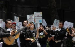 Con mariachi, asociaciones a favor de regularizar vapeadores se manifiestan en el Senado