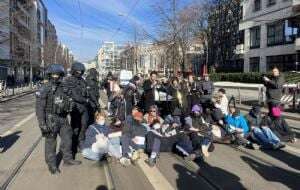 Manifestantes bloquean una marcha neonazi en Berlín