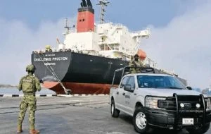 Identifican a capitán de navío como enlace entre titulares de aduanas para traficar huachicol