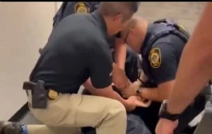 Someten y esposan al senador de EU Alex Padilla en conferencia de prensa de Kristi Noem (Video)