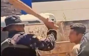 Captan a policías de élite de Chiapas golpeando con una tabla a un joven detenido (Video)