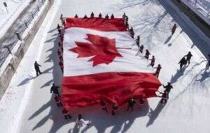 Canadienses celebran aniversario de su bandera mientras Trump busca convertir su país en un estado