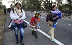 Llamadas a la puerta y pruebas de ADN: cómo Trump planea rastrear a 450 mil niños migrantes