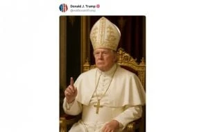 Donald Trump publica una imagen de él mismo como papa
