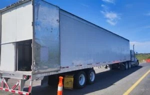Dan 15 años de prisión a dos polleros que transportaron 139 migrantes en un tráiler