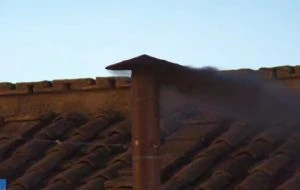 Cónclave día 1: No hay nuevo Papa; sale humo negro en la Capilla Sixtina